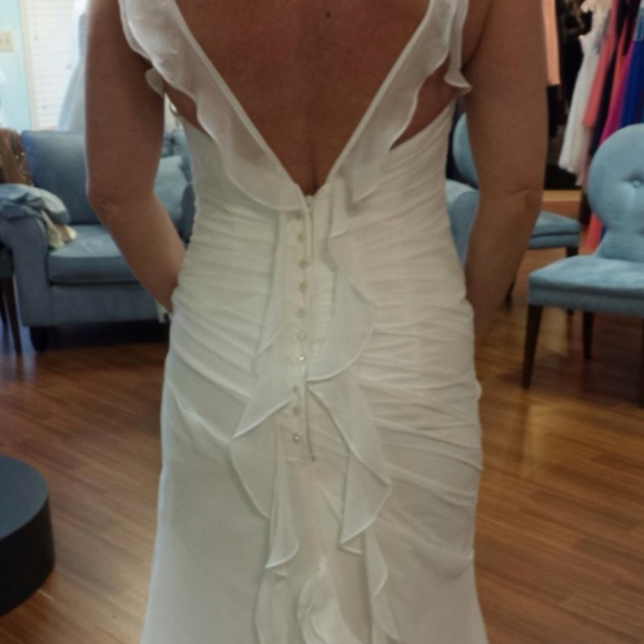 Wedding dress - Picture 2 of 4